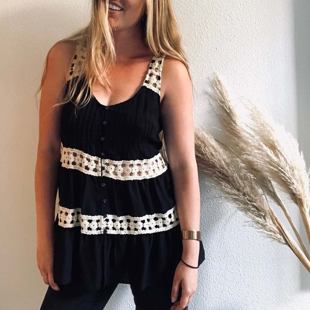 ANTHROPOLOGIE Vanessa Melisande Black Lace Crochet Stripe Tank Top Blouse 4